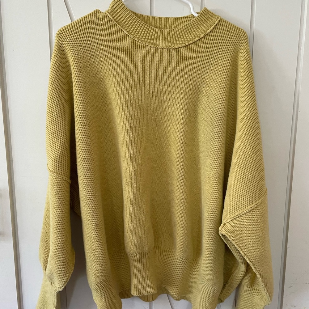 Free people tunic sweater. The color is beautiful! Barely worn.